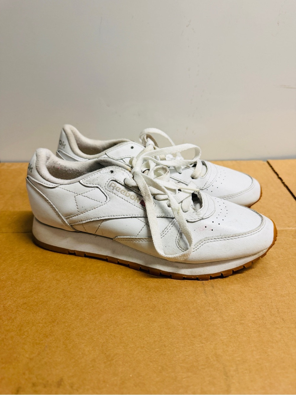 Reebok Classic Leather Women’s Size 8.5 White Gum Sole Sneakers Retro Streetwear